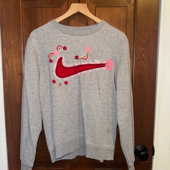 Unique Nike Gray Sweatshirt with Floral Accents - Picture 1 of 6
